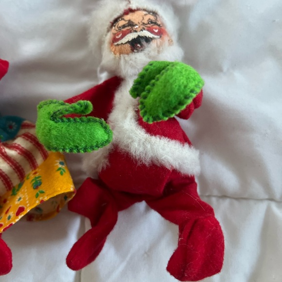 Vintage 1970s Annalee Festive Santa and Mrs Claus Figures - Picture 3 of 6